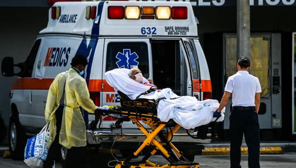 Los médicos transfieren a un paciente en una camilla desde una ambulancia fuera de Emergencias en el Hospital Coral Gables, donde los pacientes con coronavirus son tratados en Coral Gables cerca de Miami. (Foto: CHANDAN KHANNA / AFP).