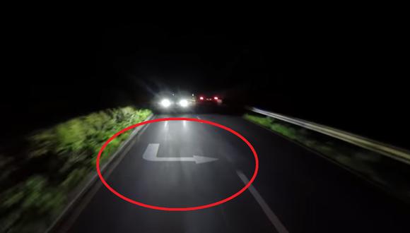 Las imágenes se proyectan sobre la pista y permiten que el conducto mantenga la mirada en el camino. (Imagen: YouTube)