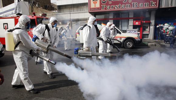 Los bomberos iraníes desinfectan las calles de Teherán en un esfuerzo por detener la propagación del coronavirus. (EFE / EPA / ABEDIN TAHERKENAREH).