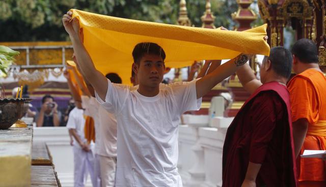 Los jóvenes, con edades entre 11 y 16 años, serán ordenados como novicios el miércoles, mientras que su entrenador de 25 años será ordenado monje, dijo Parchon Pratsakul, gobernador de la provincia de Chiang Ra, Tailandia. (Foto: AP)