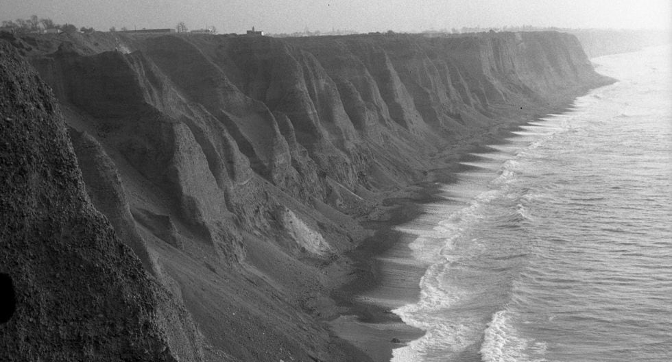 Antes de la Costa Verde, Lima era una ciudad que vivía de espaldas al mar, por la ausencia de playas. (Foto: Archivo Histórico El Comercio)