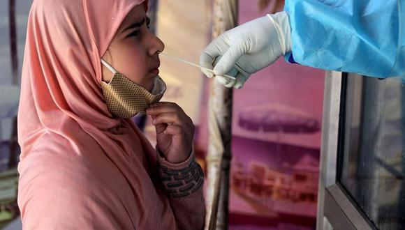 La India informó este lunes de un récord de más de 100.000 nuevos casos de coronavirus en un día. (Foto: EFE / EPA / FAROOQ KHAN).