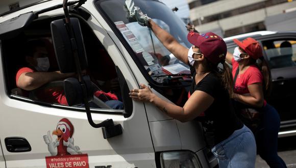 Dos ciudadanas venezolanas limpian el parabrisas de un camión en Lima durante el estado de emergencia, el pasado 16 de abril. (Foto: Joel Alonzo/GEC).