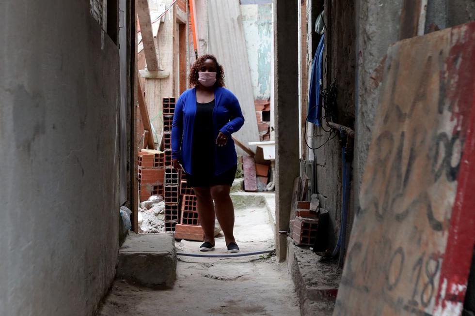 Daiane con un marido desempleado y dos hijos, es una de los 38 millones de trabajadores informales de Brasil que aguarda un cheque de 600 reales (unos 120 dólares) prometido por el Gobierno del país para paliar los efectos de la crisis del coronavirus. (EFE/Fernando Bizerra).