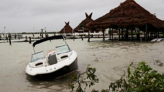 El huracán Delta, de categoría 2, tocó tierra este miércoles en Puerto Morelos, México. (Reuters).