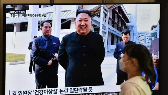 Una mujer pasa frente a una pantalla de televisión que muestra una imagen del líder norcoreano Kim Jong-un asistiendo a una ceremonia para conmemorar la finalización de la fábrica de fertilizantes fosfáticos Sunchon. (Foto: AFP/Jung Yeon-je)