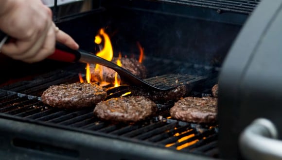 Una persona friendo carne en la parrilla. | Imagen referencial: Zac Cain / Unsplash