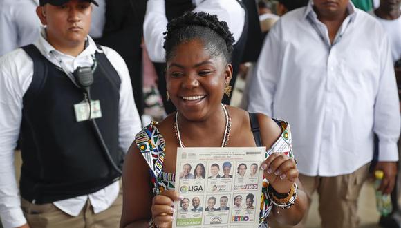 La candidata a la vicepresidencia de Colombia por la coalición Pacto Histórico, Francia Márquez, muestra su voto durante la jornada de elecciones para elegir presidente. (EFE/ Ernesto Guzmán Jr).