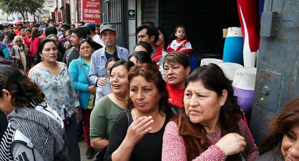 Los aficionados peruanos pugnan por adquirir sus camisetas rojiblancas en el emporio textil de Gamarra, formando grandes colas en las galerías. (Foto: Andina)