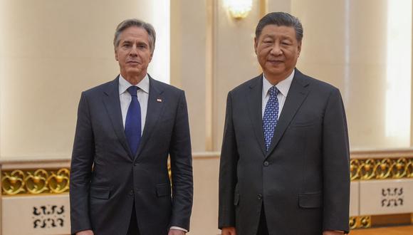 El secretario de Estado de Estados Unidos, Antony Blinken (izq.), se reúne con el presidente de China, Xi Jinping, en el Gran Salón del Pueblo de Beijing el 26 de abril de 2024. (Foto de Mark Schiefelbein / POOL / AFP)