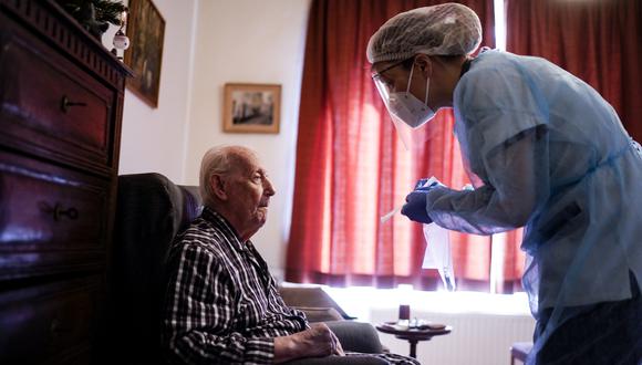 Una enfermera llega para evaluar a un residente de la residencia de ancianos Christalain, en Bruselas, durante un estricto encierro en el país para luchar contra el nuevo coronavirus. (Foto: AFP/Kenzo Tribouillard)