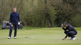 Barack Obama y David Cameron se relajan jugando golf