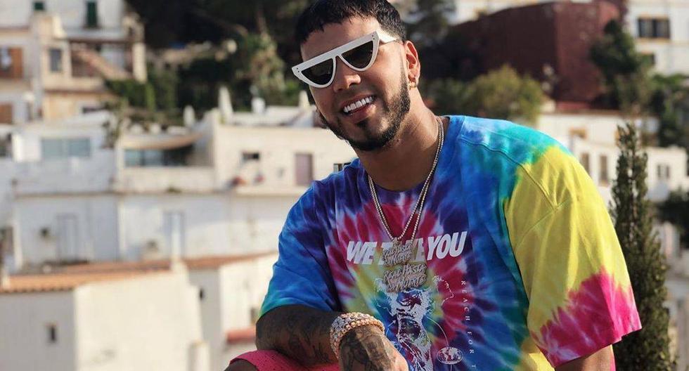 Anuel AA generates controversy by giving a Rolex with diamonds to his little son