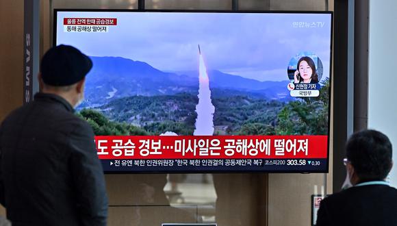 La gente mira una pantalla de televisión que muestra una transmisión de noticias con imágenes de archivo de una prueba de misiles de Corea del Norte, en una estación de tren en Seúl el 2 de noviembre de 2022. (Foto de JUNG YEON-JE / AFP)