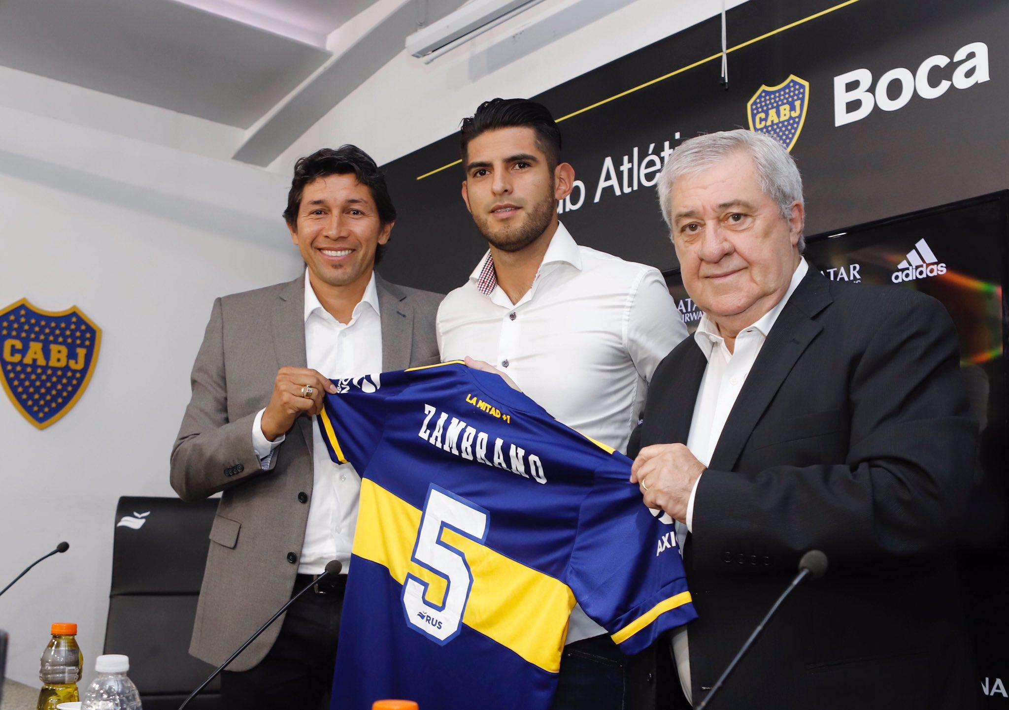 Carlos Zambrano junto al 'Patrón' Bermúdez (derecha), exjugador de Boca Juniors y actual miembro del consejo de fútbol del club, y Jorge Ameal, presidente xeneize, el día de su presentación. (Foto: AFP)