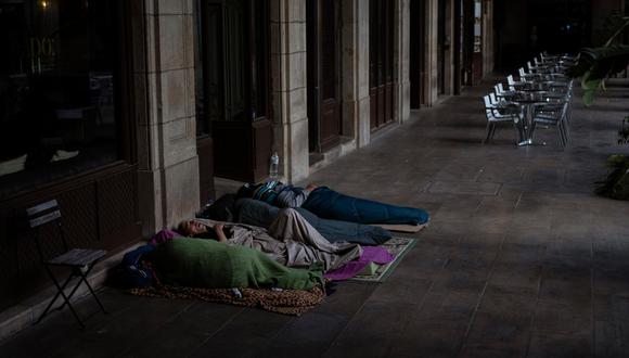 Durante el primer año de pandemia (2020) más de un millón de personas pasaron a encontrarse en situación de carencia material severa en España, advierte Oxfam. (Foto: Emilio Morenatti / AP / Archivo)