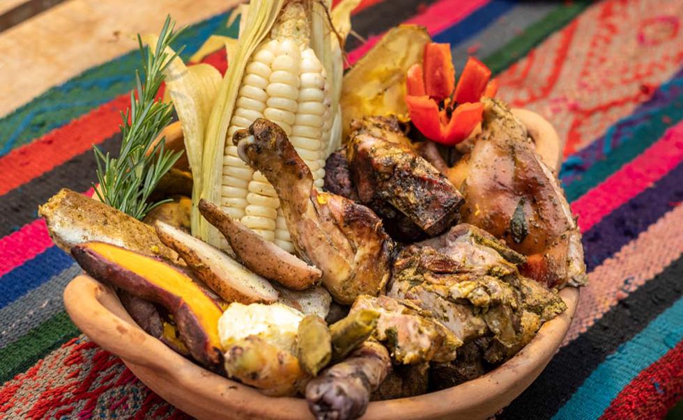 Este lunes 6 de febrero, la pachamanca está de celebración. No solo restaurantes de la sierra peruana ofrecen este platillo tradicional, pues en Lima también puedes encontrar un gran número de restaurantes que lo preparan. La pachamanca se prepara en la tierra y tiene como ingredientes esenciales al chincho, huacatay, camote, habas, choclo, papas y carnes como la alpaca, conejo, res, etc. En la siguiente galería, te contamos en qué lugares puedes degustar este famoso platillo. Foto: Shutterstock)