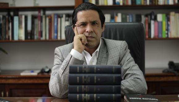 Eduardo Herrera es abogado penalista, pero hace cinco años dejó de litigar. Esa experiencia la narró en su libro “El cerebro corrupto” y ahora publica "Papelito manda". (Foto: Anthony Niño de Guzmán)