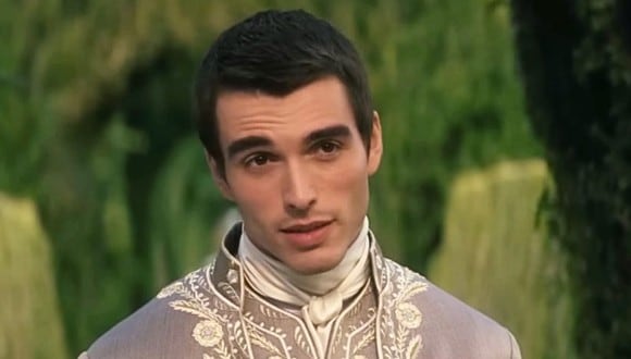 Corey Mylchreest interpreta a la versión joven del rey Jorge III en "La reina Charlotte: Una historia de Bridgerton" (Foto: Netflix)