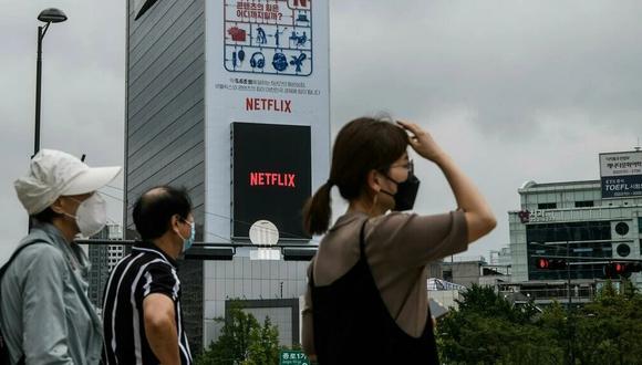 Una pantalla digital gigante de un edificio de Seúl muestra el logotipo de la plataforma Netflix.