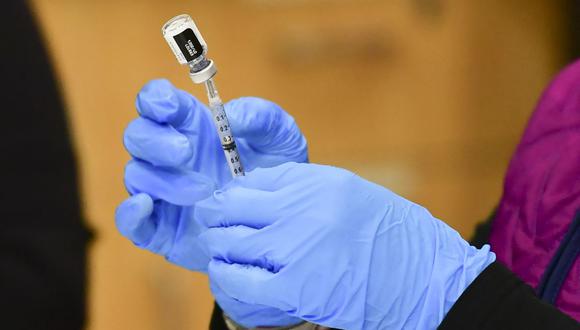 La enfermera Morgan James llena una jeringa con una dosis de la vacuna Pfizer Covid-19 en en Anchorage, Estados Unidos, el 19 de marzo de 2021. (Foto de Frederic J. BROWN / AFP).