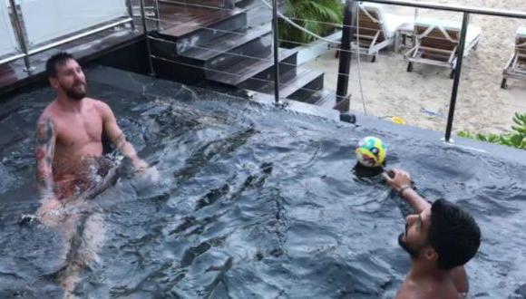 Lionel Messi y Luis Suárez: cracks hacen 'jueguitos' con un balón en una piscina. (Foto: Captura Instagram Lionel Messi)
