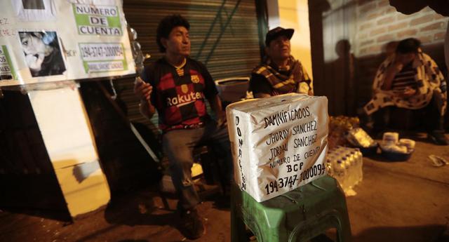 Los vecinos de la zona del incendio, ubicada en el cruce de las avenidas Pastor Sevilla y Villa del mar, han organizado colectas. (Foto: Hugo Pérez)