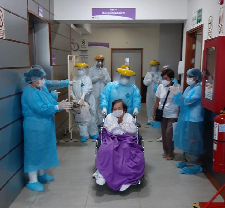 María de 97 años fue despedida cariñosamente por médicos y enfermeras tras ser dada de alta a los seis días de ser hospitalizada. (Foto: Clínica San Pablo) 