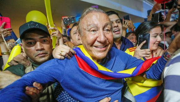 El candidato presidencial colombiano de centroderecha Rodolfo Hernández del Partido de la Liga de Gobernantes Anticorrupción, saluda a sus seguidores después de su llegada al Aeropuerto Internacional Palonegro en Bucaramanga, Colombia.