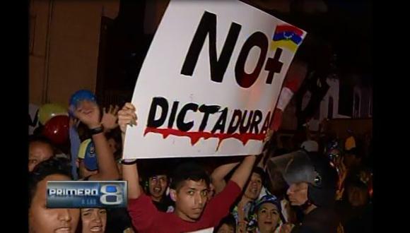 Venezolanos protestan contra Maduro ante embajada de su país