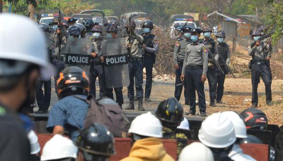 La policía antidisturbios sostiene sus armas de fuego mientras se enfrenta a los manifestantes durante una protesta contra el golpe de Estado en Myanmar. (Foto de STR / AFP).