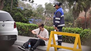 Jóvenes bromean fingiendo fumar en pipa de agua [VIDEO]