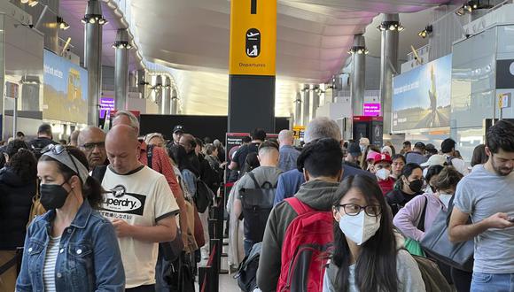 Fila de pasajeros para pasar por un control de seguridad en el aeropuerto Heathrow en Londres el miércoles 22 de junio de 2022. (Foto AP/Frank Augstein).
