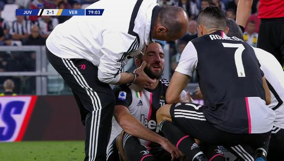 Gonzalo Higuaín recibiendo asistencia médica mientras recibe el aliento de Cristiano Ronaldo. (Foto: captura de video)
