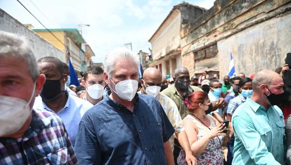 El presidente de Cuba, Miguel Díaz-Canel, es visto durante una manifestación realizada por ciudadanos para exigir mejoras en el país, en San Antonio de los Baños, el 11 de julio de 2021. (Foto de Yamil LAGE / AFP).