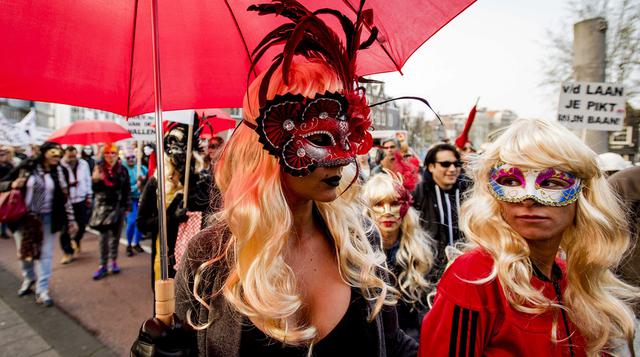 Prostitutas de Amsterdam protestan contra el cierre de vitrinas - 3