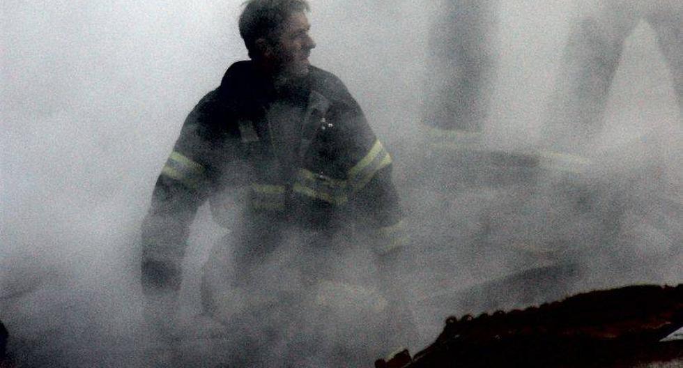 Los bomberos trabajaron durante horas en los escombros de las Torres Gemelas. (Foto: slagheap/Flickr)