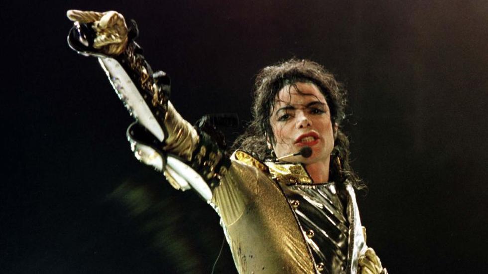 Michael Jackson, que obtuvo el t&iacute;tulo por sexta vez en ocho a&ntilde;os, gener&oacute; 825 millones de d&oacute;lares en el &uacute;ltimo a&ntilde;o, una cifra r&eacute;cord (en 2014 hab&iacute;a recaudado 140 millones). El cantante ocupa el prime