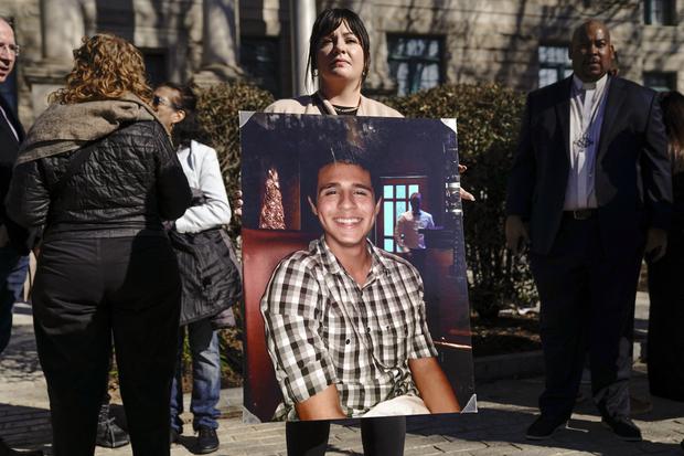 Fiona Paez sostiene una fotografía del activista ambiental Manuel Terán Páez, quien fue asesinado por la policía de Atlanta. (Foto de CHENEY ORR / AFP).