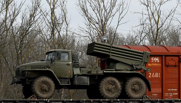 Un vehículo militar de Rusia encima de una plataforma de tren está a unos 50 km de la frontera con la autoproclamada República Popular de Donetsk, Ucrania, el 23 de febrero de 2022. (STRINGER / AFP).