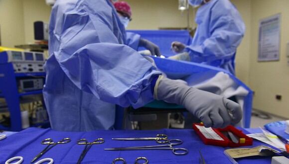 Dawit Teare, cirujano del hospital St. Peters, precisó que por suerte los objetos que estaban en el estómago del paciente no lastimaron. (Imagen referencial / Pixabay: skeeze)