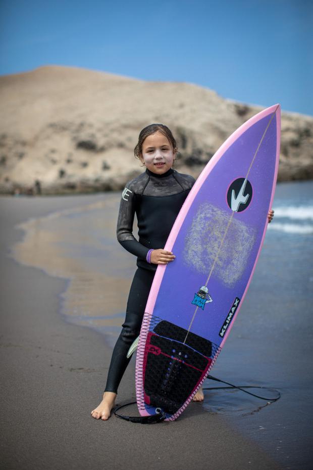 Antonella, la campeona nacional Sub 10, aprendió a enfrentarse a las olas en la
playa de Puerto Viejo.