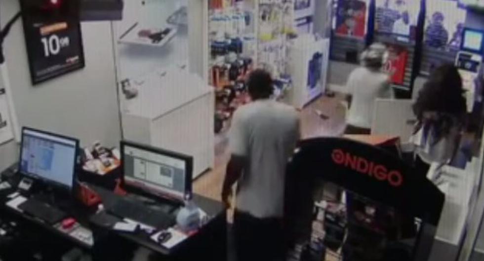 Dos ladrones hicieron completamente el ridículo al intentar robar una tienda de teléfonos celulares. (Foto: YouTube)