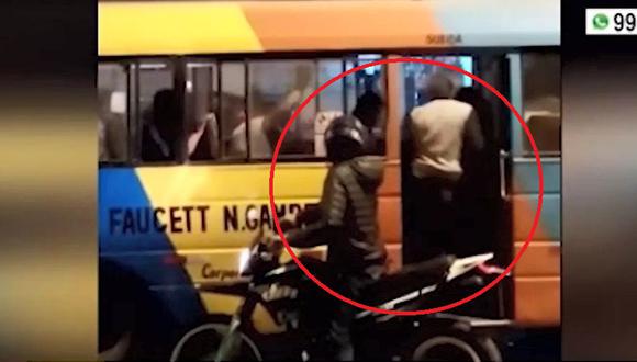 Un grupo de pasajeros de una coaster de transporte público fueron asaltados por delincuentes en SMP. (Video: América Noticias)