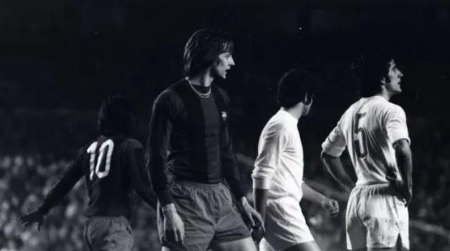 Real Madrid 0-5 FC Barcelona (1973/74). El Barcelona liderado por Johan Cruyff propinó una goleada a Real Madrid en el Santiago Bernabéu, siendo una de las más recordadas en la historia. El peruano Hugo Sotil jugó aquel partido y marcó un gol. (Foto: FC. Barcelona)