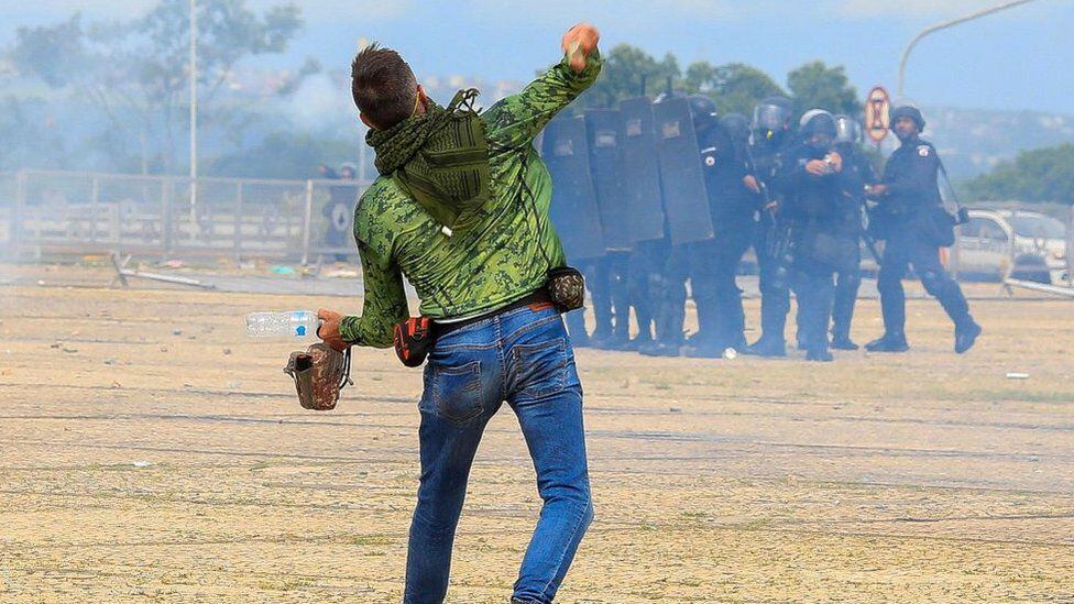 A man throws an object at police officers during the invasion in Brasilia.  (GETTY IMAGES).