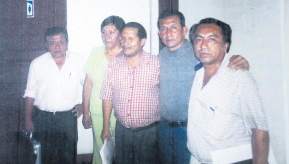   Juntos. Candidato Humala con representantes de los mineros informales: Medina, Vilca, Valdivia y Chanduví en el local nacionalista. (Foto: Reproducción)