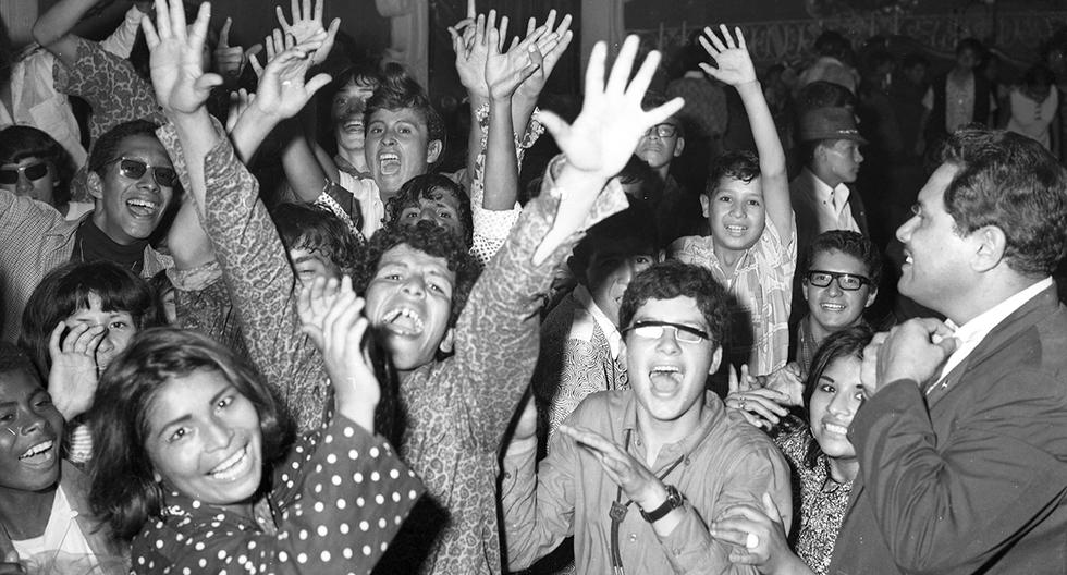 Un grupo de jóvenes hippies se divierte en una fiesta psicodélica en el Embassy. Postal de 1968. Foto: GEC Archivo Histórico