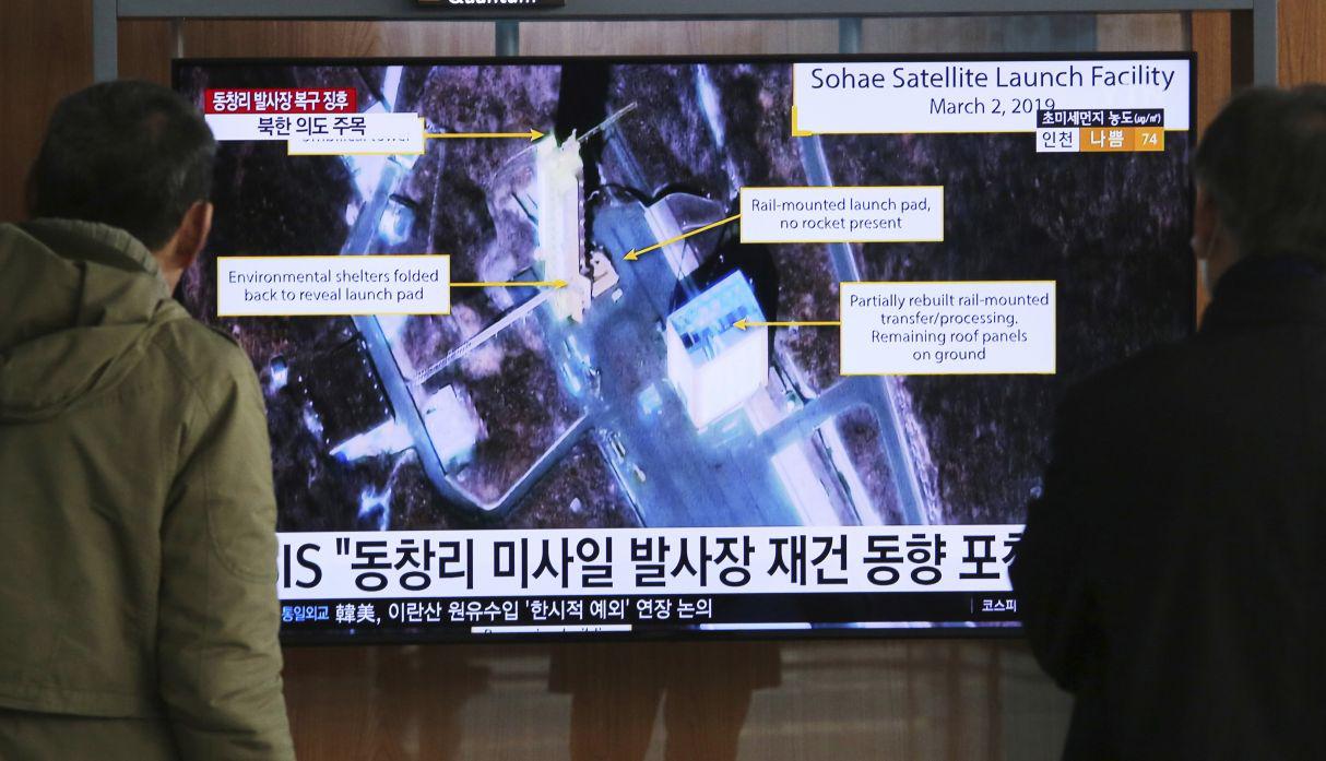 En esta foto de archivo del 6 de marzo de 2019, las personas miran una pantalla de televisión que muestra la estación de lanzamiento de satélites de Sohae, Corea del Norte. (Foto referencial: AP)