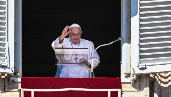 El Papa Francisco saluda desde la ventana del palacio apostólico durante la oración semanal del Ángelus el 12 de marzo de 2023 en el Vaticano. (Foto de Tiziana FABI / AFP)